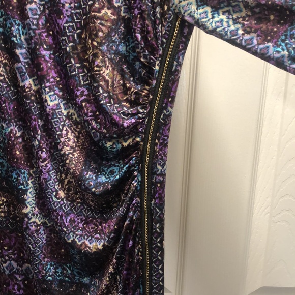 Women’s Size Small Dress w/small gold chain detail - Picture 3 of 5